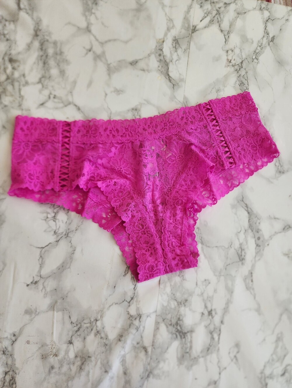 VS FLORAL LACE CHEEKY PANTY L